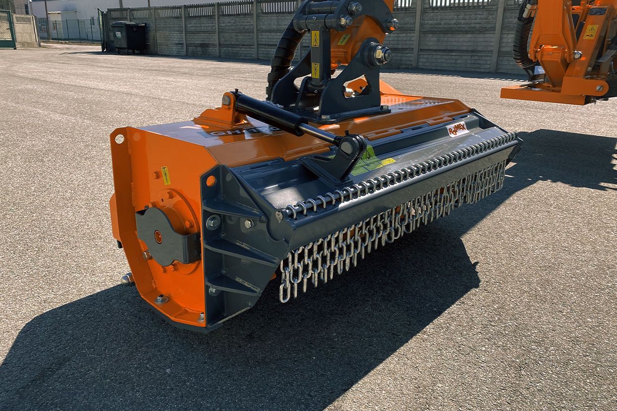 Ciężka głowica bijakowa GH120 Rolmex do kosiarki wysięgnikowej — korpus z wałem roboczym i rolką podporową