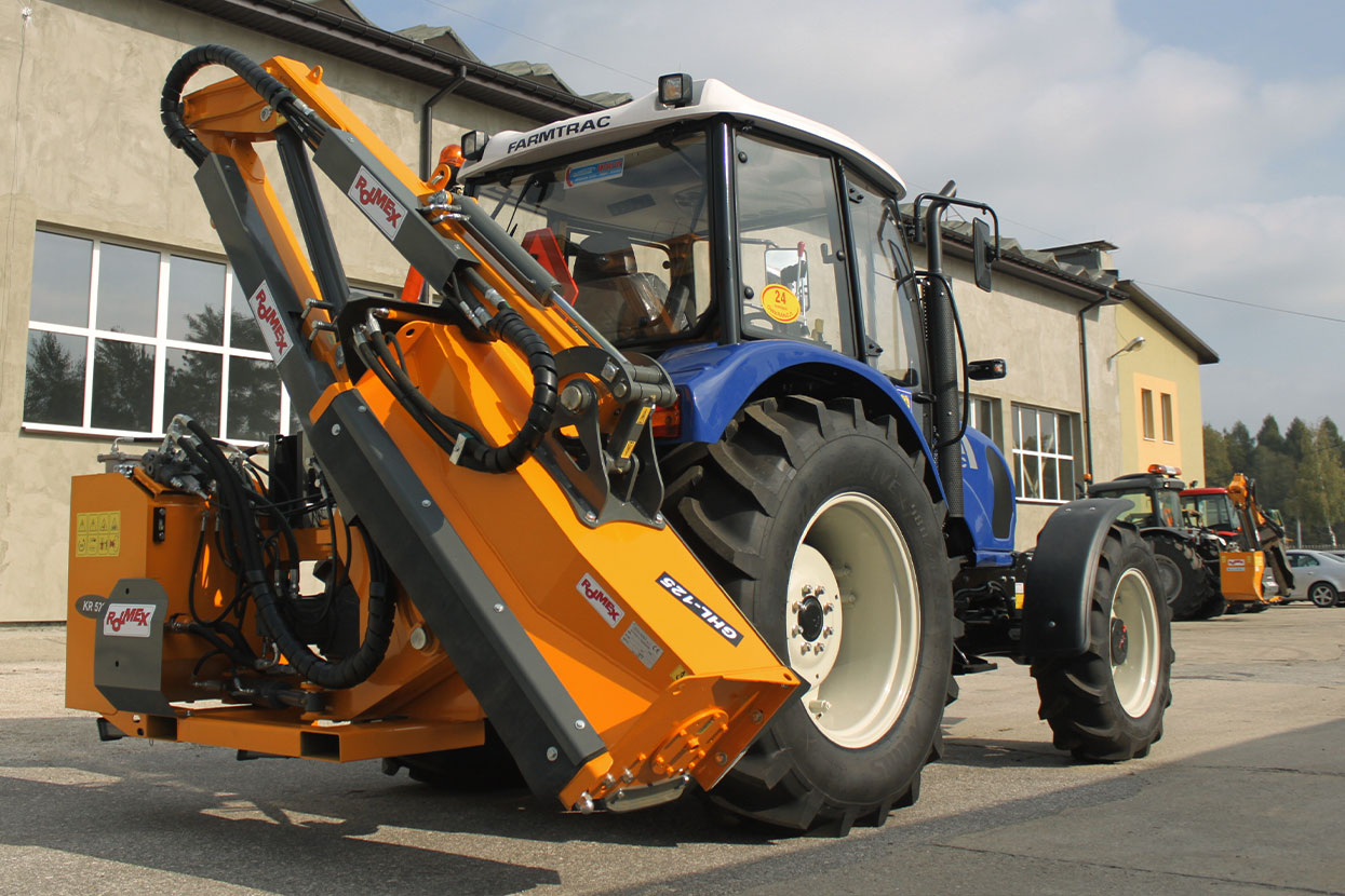Ramię hydrauliczne kosiarki wysięgnikowej ROLMEX z zamontowaną głowicą roboczą