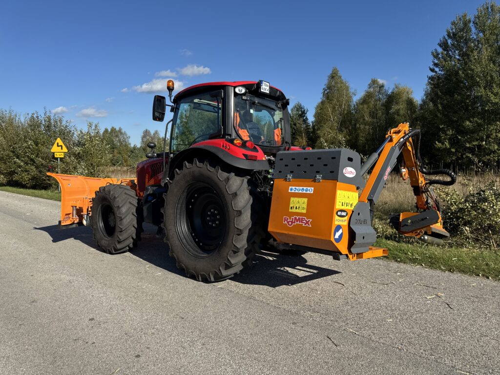 Kosiarka wysięgnikowa ROLMEX KR600z wraz z ciągnikiem.