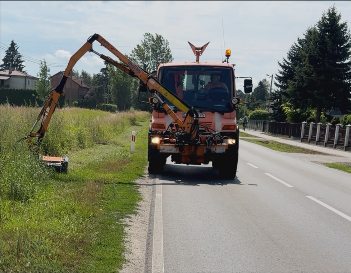 Lekka głowica kosząca ROLMEX GHL130 na wysięgniku Mercedes-Benz Unimog podczas koszenia pasa drogowego