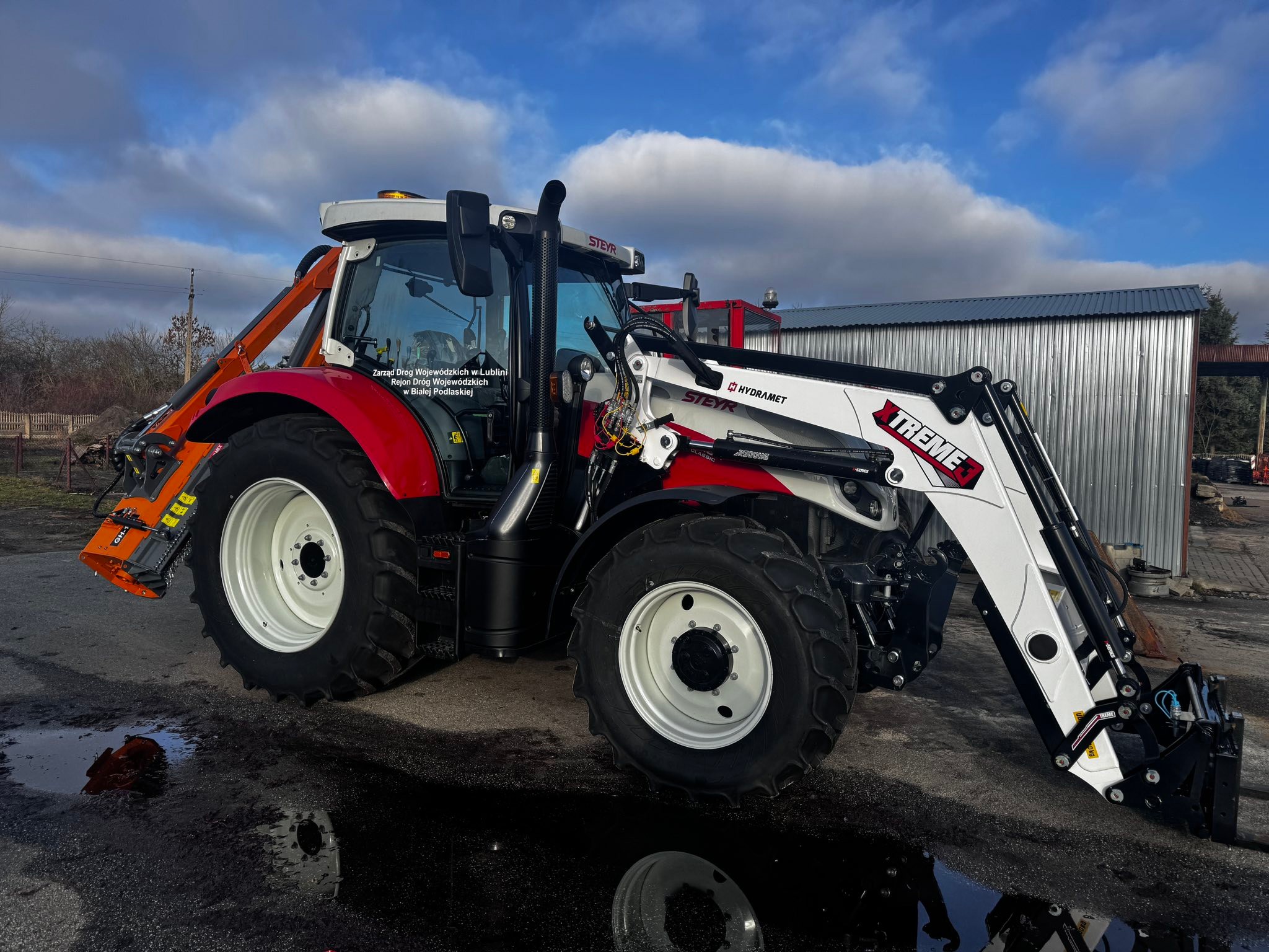 Ciągnik Steyr z ramieniem hydraulicznym ROLMEX KR 600 Power+ dla Rejonu Dróg Wojewódzkich w Lublinie