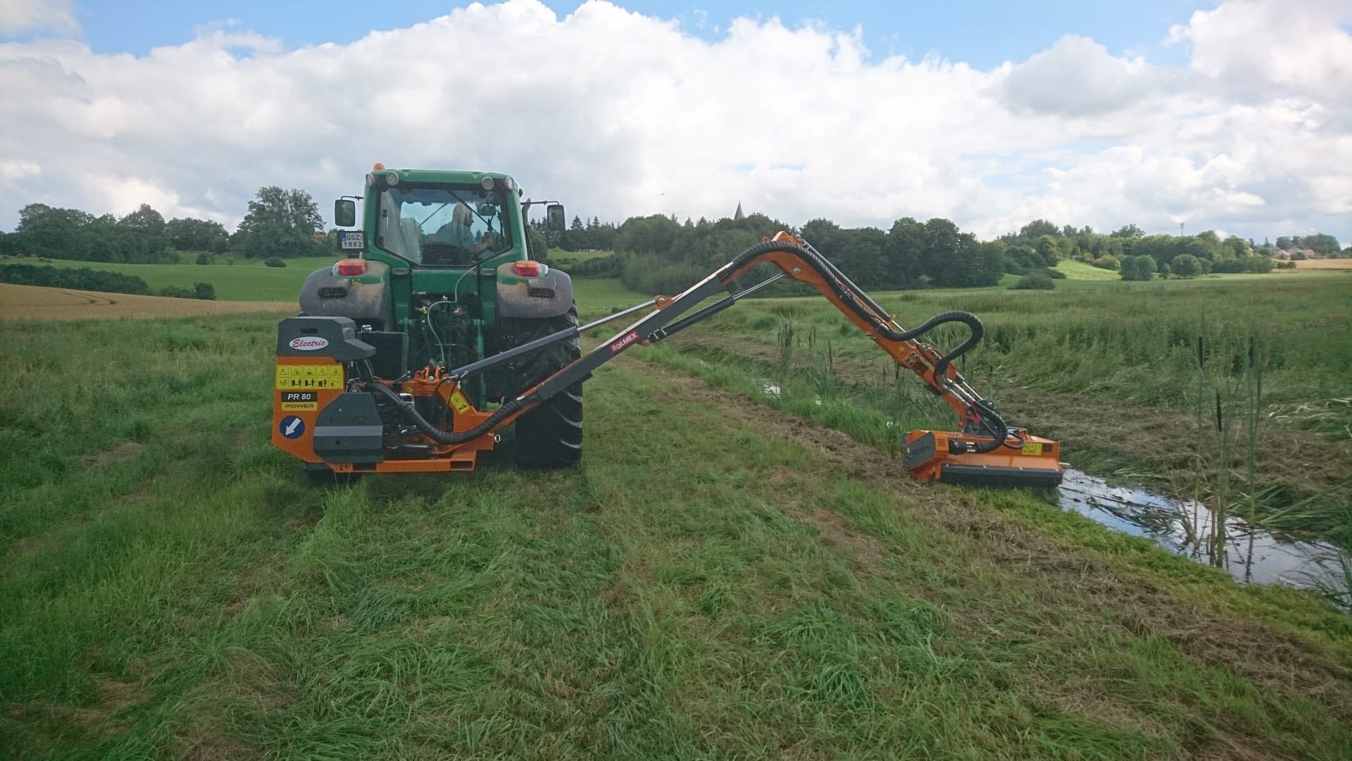 Zestaw maszyn ROLMEX: ramię hydrauliczne na ciągniku John Deere, odmularka PR-80 i kosiarka KB160