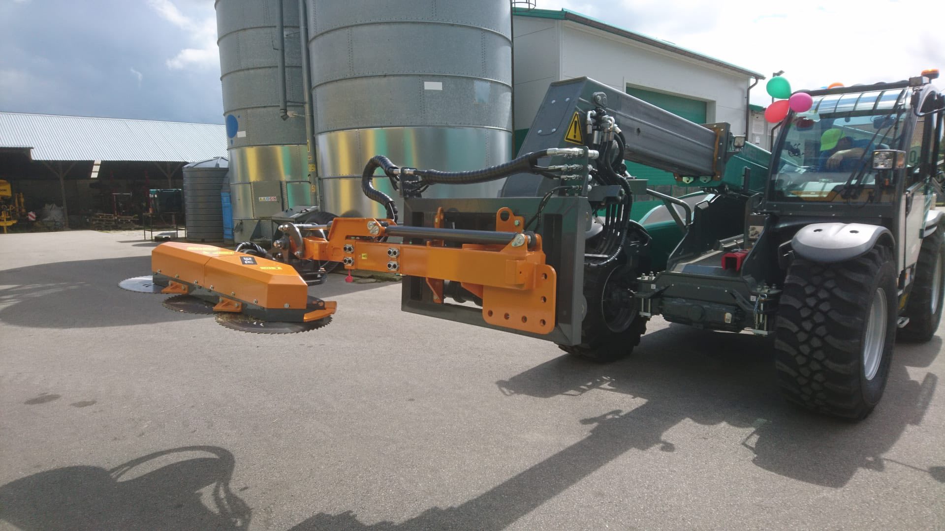 Zestaw maszyn ROLMEX: ramię hydrauliczne na ciągniku John Deere, odmularka PR-80 i kosiarka KB160