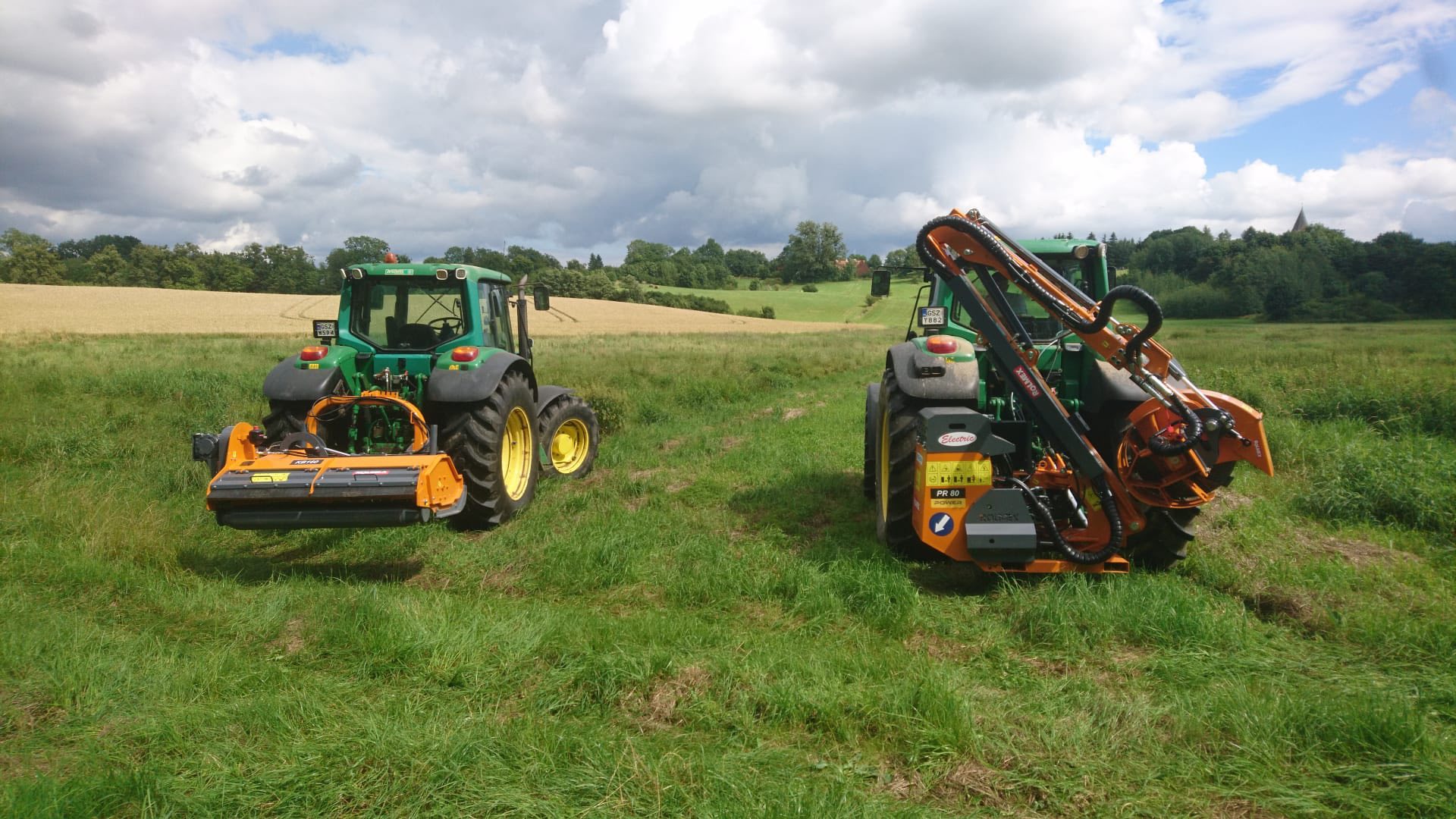 Zestaw maszyn ROLMEX: ramię hydrauliczne na ciągniku John Deere, odmularka PR-80 i kosiarka KB160